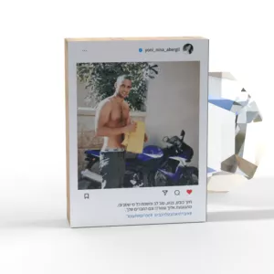 עיצוב פוסט אינסטגרם מודפס על בלוק עץ