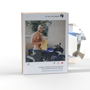 עיצוב פוסט אינסטגרם מודפס על בלוק עץ